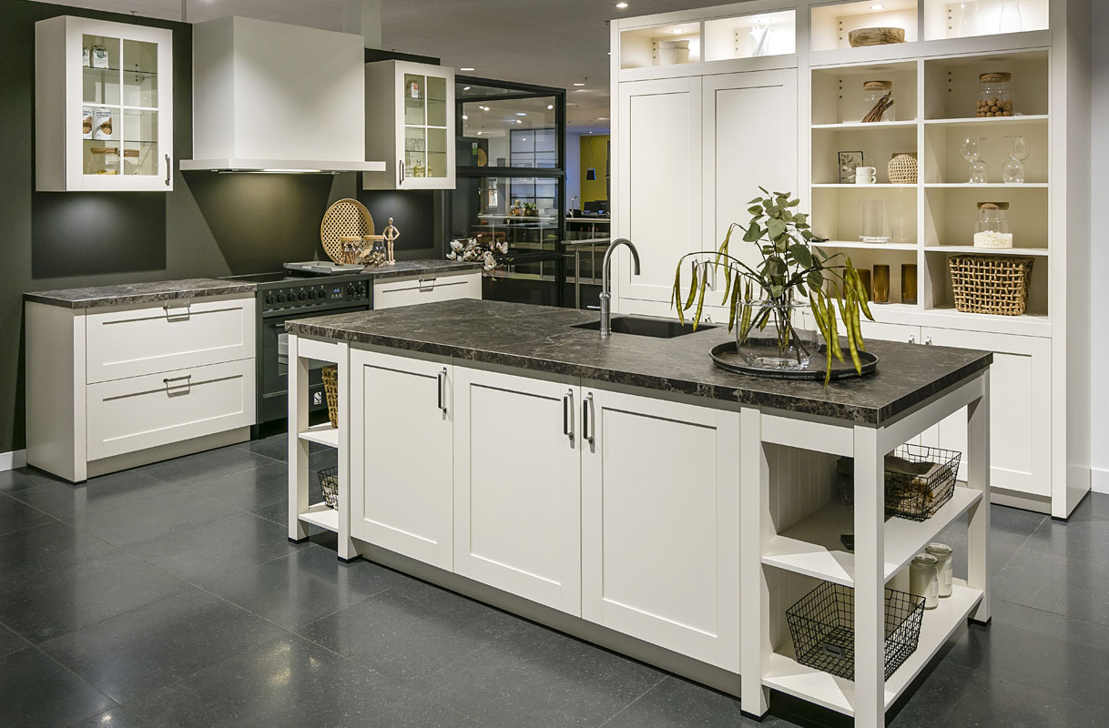 Ruime landelijke eilandkeuken met inductiefornuis