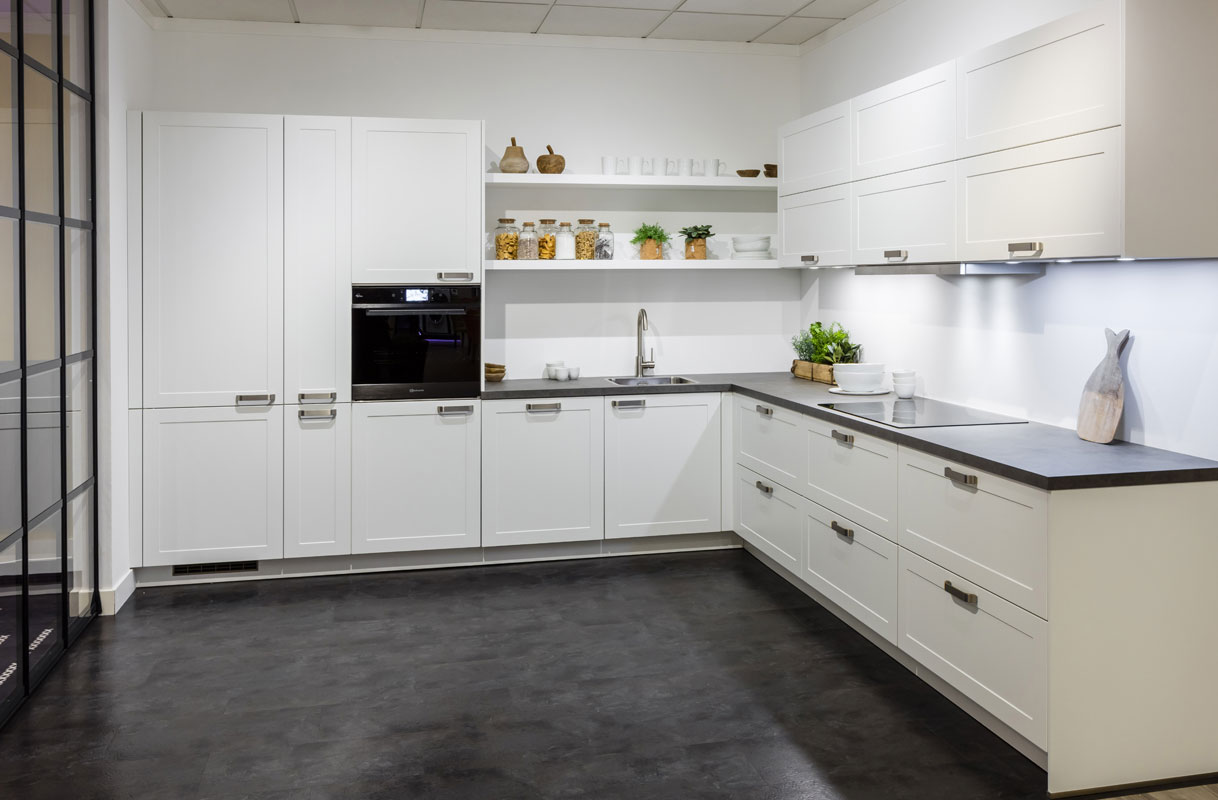 Lichte moderne hoekopstelling in landhuisstijl