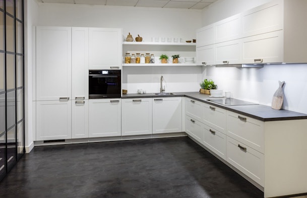 Lichte moderne hoekopstelling in landhuisstijl