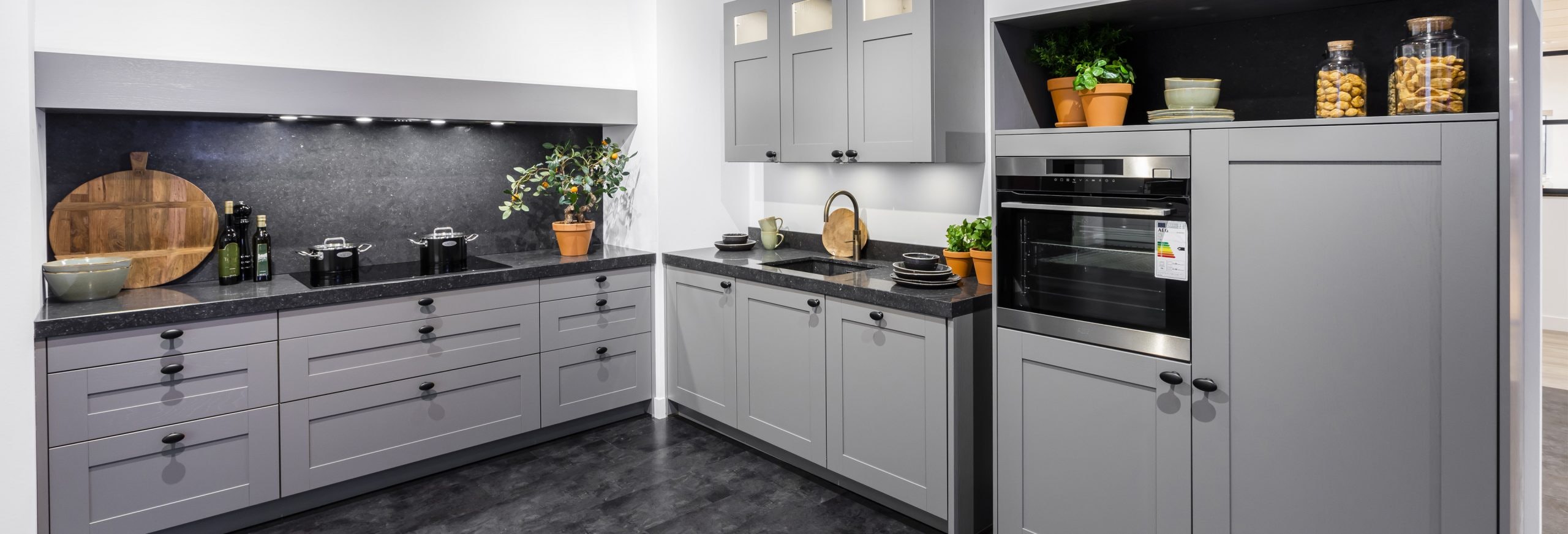 Keuken 1400216 - Grijze landelijk moderne hoekkeuken met kader deurtjes