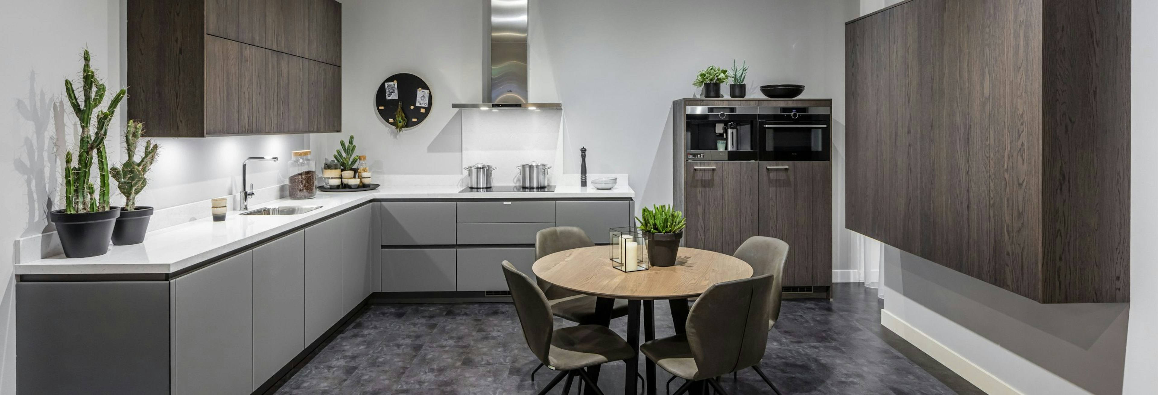 Keuken 1400218 - Moderne grijze keuken met glazen fronten en houten keukenelementen