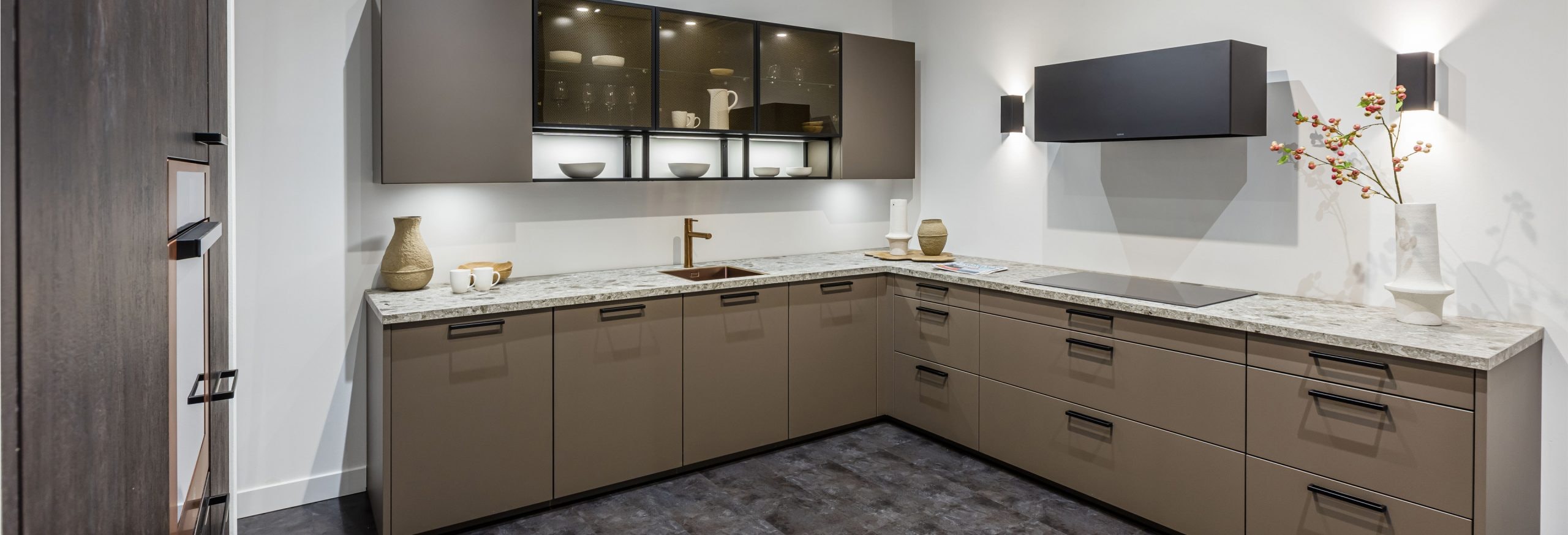 Keuken 1400220 - Trendy industriële bruine hoekkeuken met stijlvolle bovenkasten