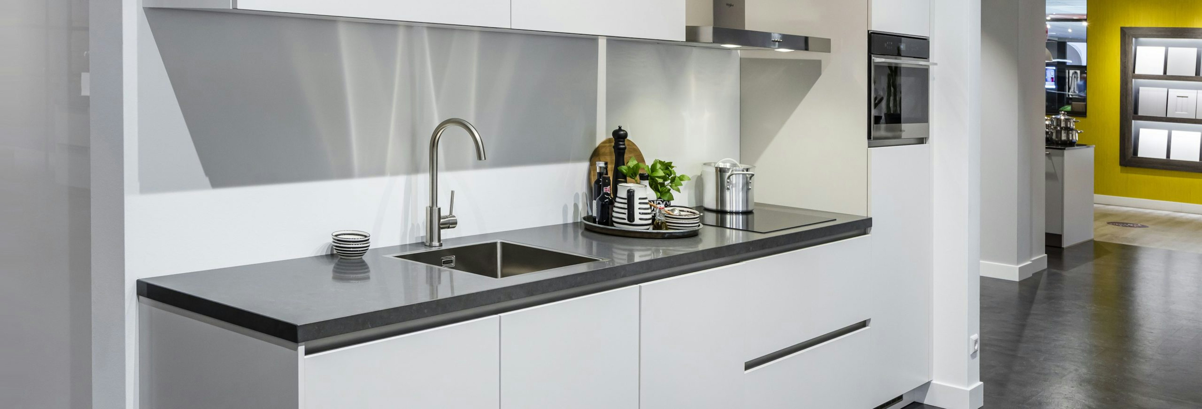 Keuken 1400222 - Witte greeploze rechte keuken met donker keukenblad