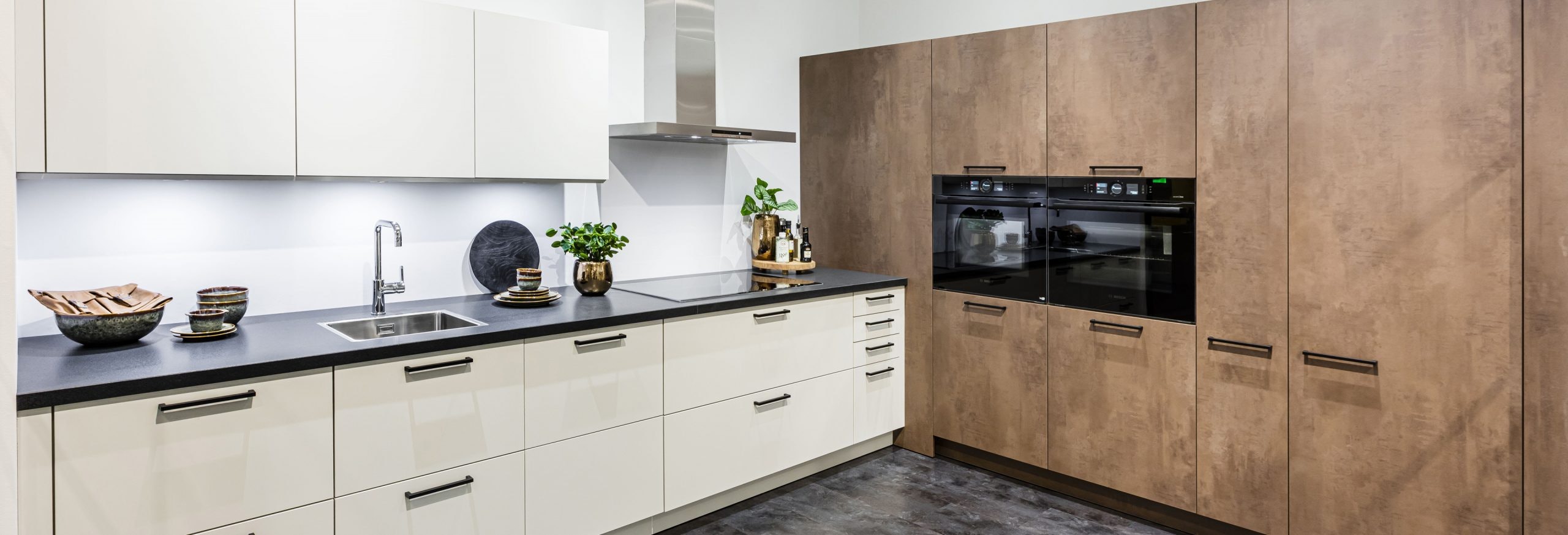 Keuken 1400225 - Lichte ruime hoekkeuken met hoge keukenkasten in geoxideerd staal