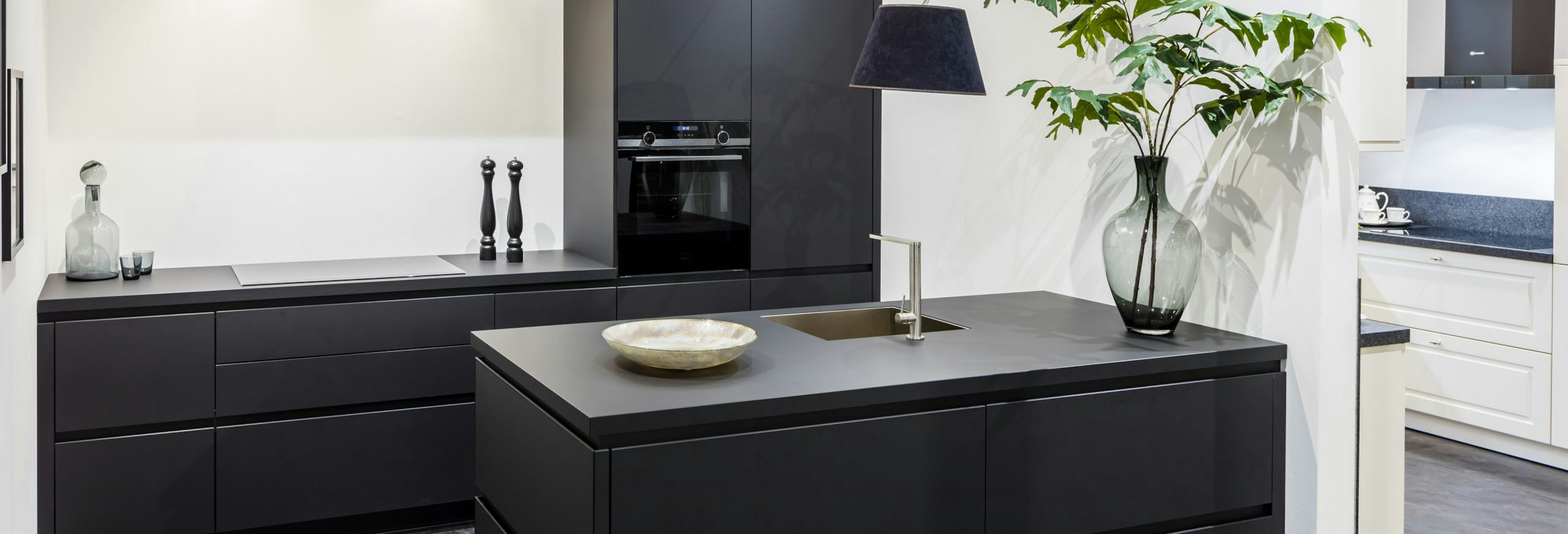 Keuken 1400232 - Mat zwarte eilandkeuken met hoge keukenkasten