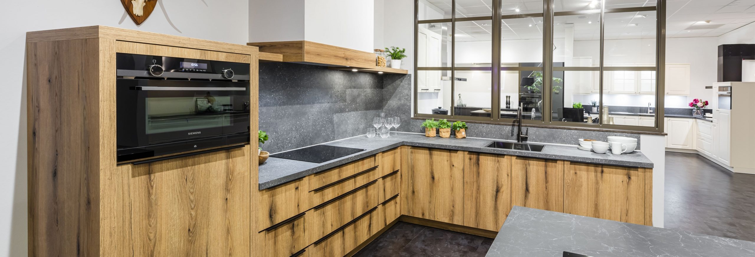 Keuken 1400234 - Warme houten keuken met grijs keukenblad