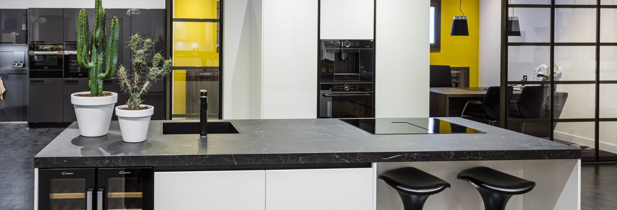 Keuken 1400235 - Witte kookeiland keuken met zwarte elementen