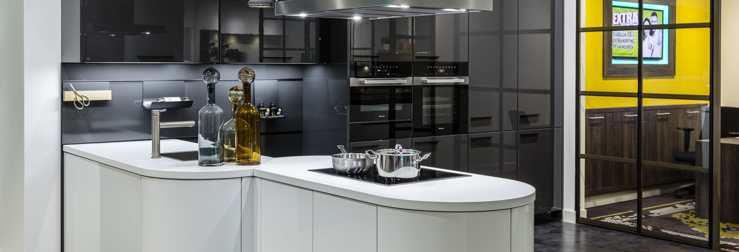 Keuken 1400236 - Lavazwarte design hoogglans keuken met wit kookeiland en spoeleiland