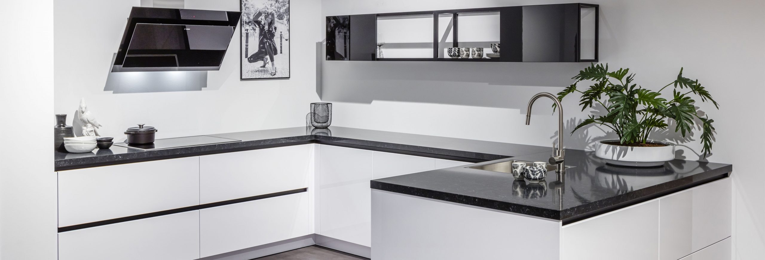 Keuken 1400246 - Strakke witte greeploze U-keuken met zwarte hoogglans bovenkastjes