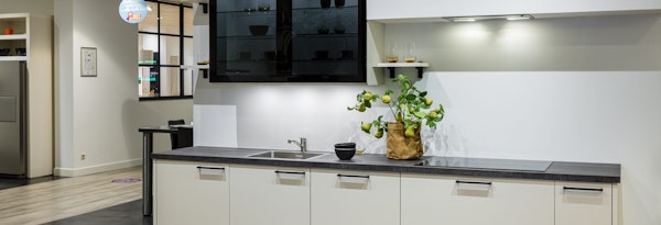 Keuken 1400250 - Moderne rechte keuken met zwarte glazen vitrinekastjes