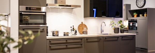 Mat bruine keuken met rvs design grepen - Bemmel & Kroon keukens