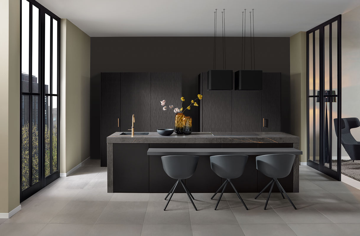 Zwarte elegante keuken met bronzen accenten