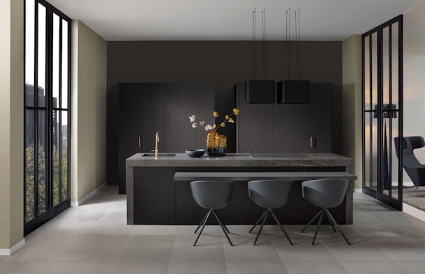 Zwarte elegante keuken met bronzen accenten