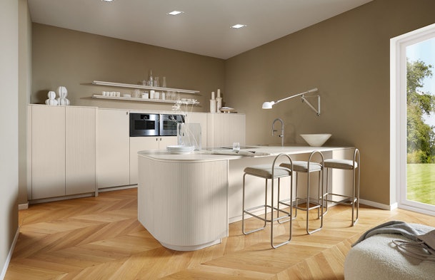 Zachte elegante keuken in zandbeige tinten