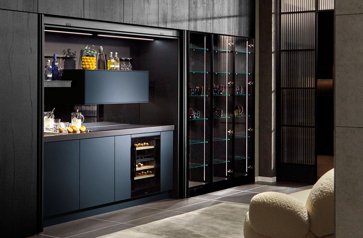 Grafietblauw en zwart met glasaccenten