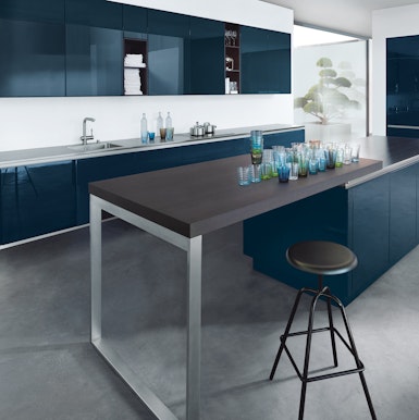 Moderne keuken met blauwe hoogglanslak.