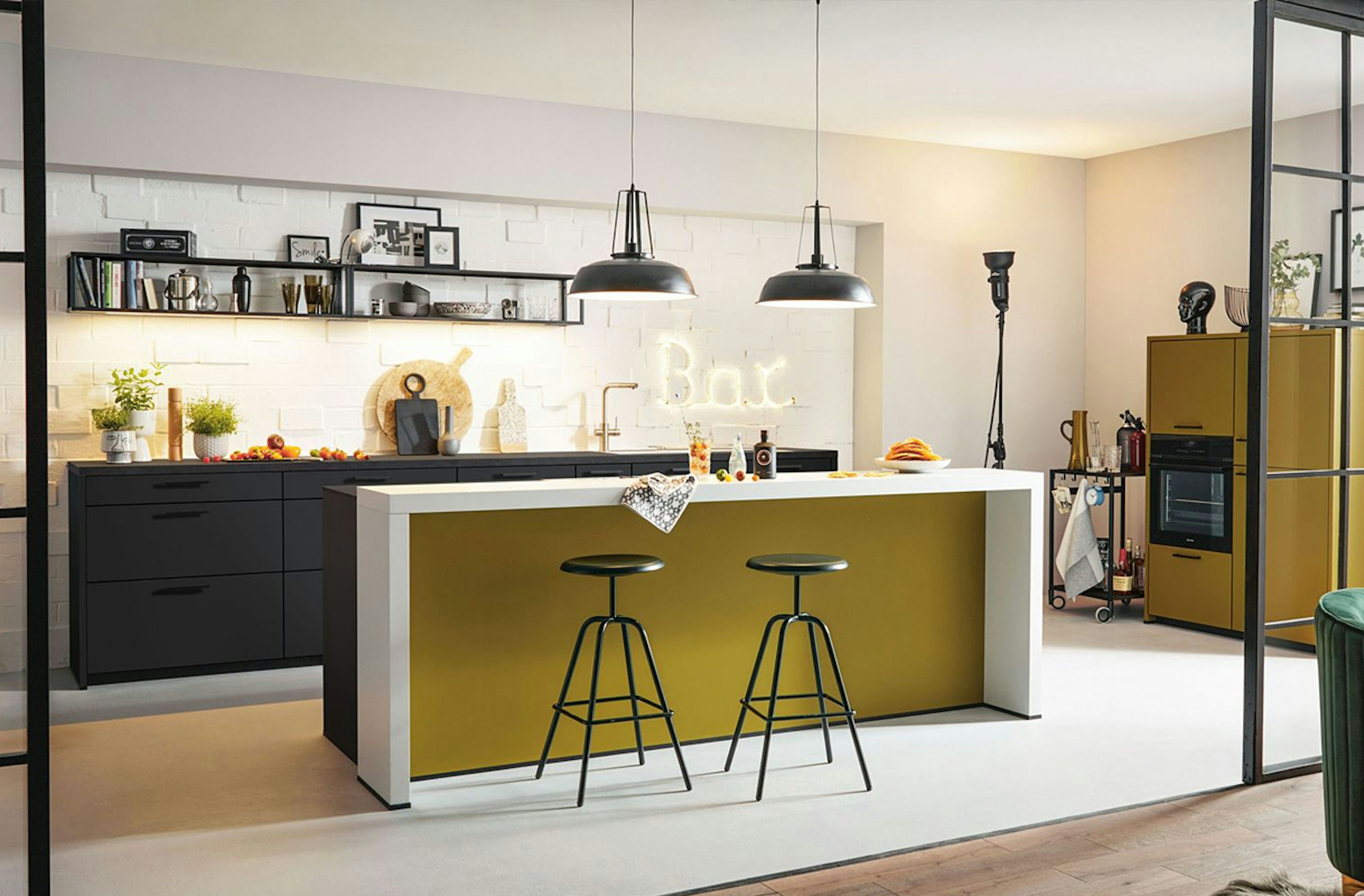Strakke keuken die geel, zwart en wit perfecte combineert.