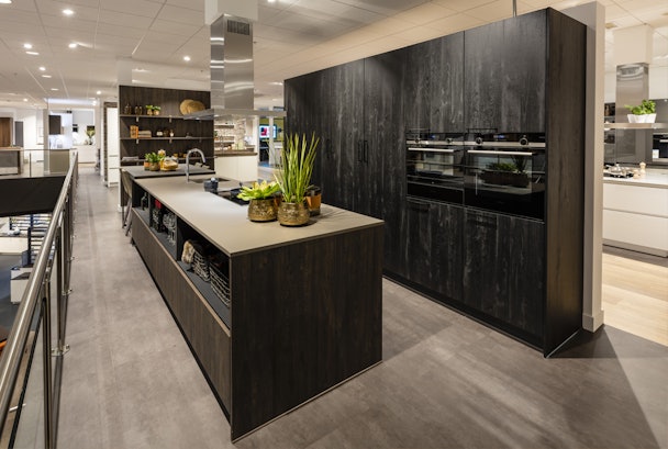 Keuken met gevlamd eiken zwart imitatie fronten