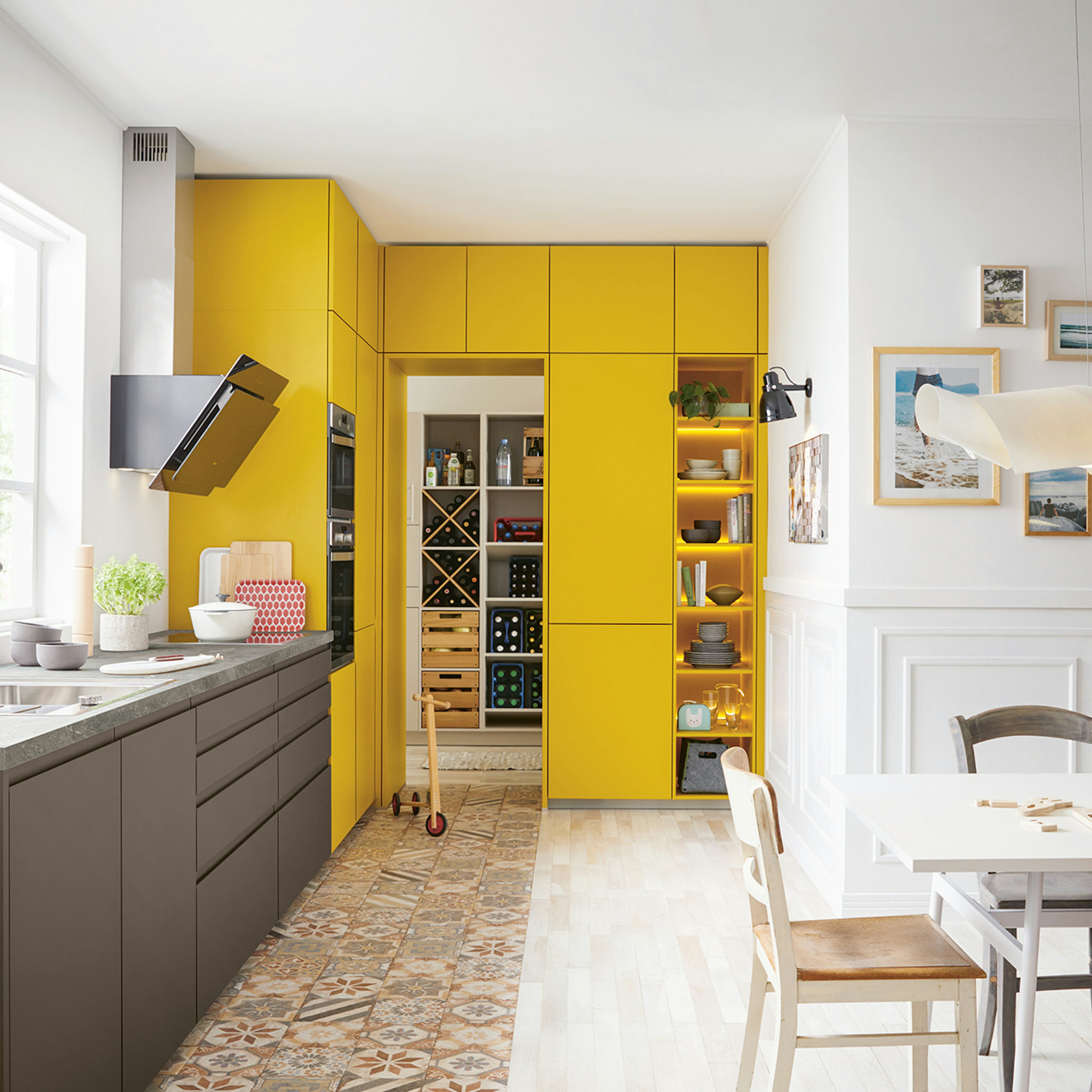 Moderne strakke keuken in de kleuren havannabruin en currygeel.