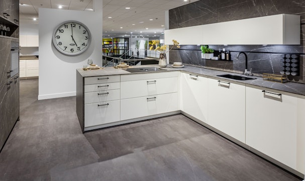 Keuken met keramisch blad en achterwand.