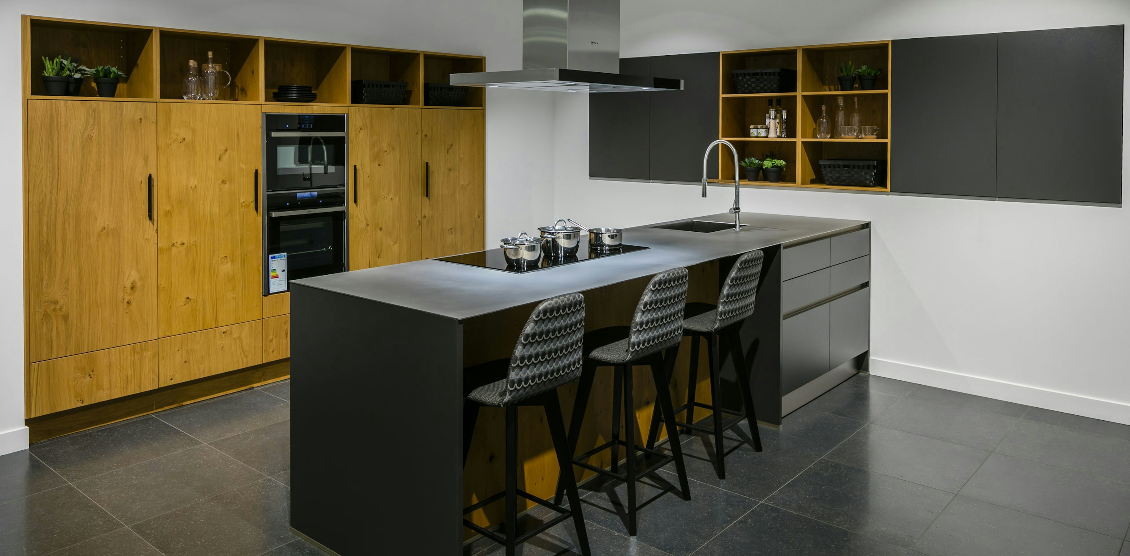 Moderne keuken met bar / zitgedeelte