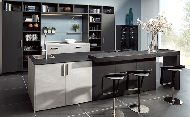 Kookeiland met bar en stijlvolle barkrukken.