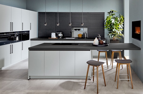 Eilandkeuken met antraciet werkbladen.