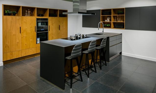 Design keuken ontwerp met roestvrij staal en hout.