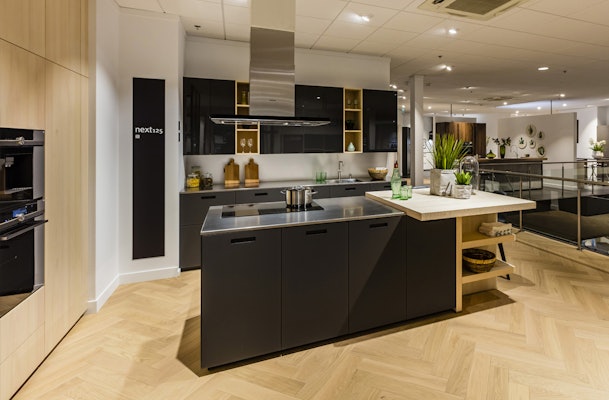 Keuken met RVS werkbladen in onze showroom.