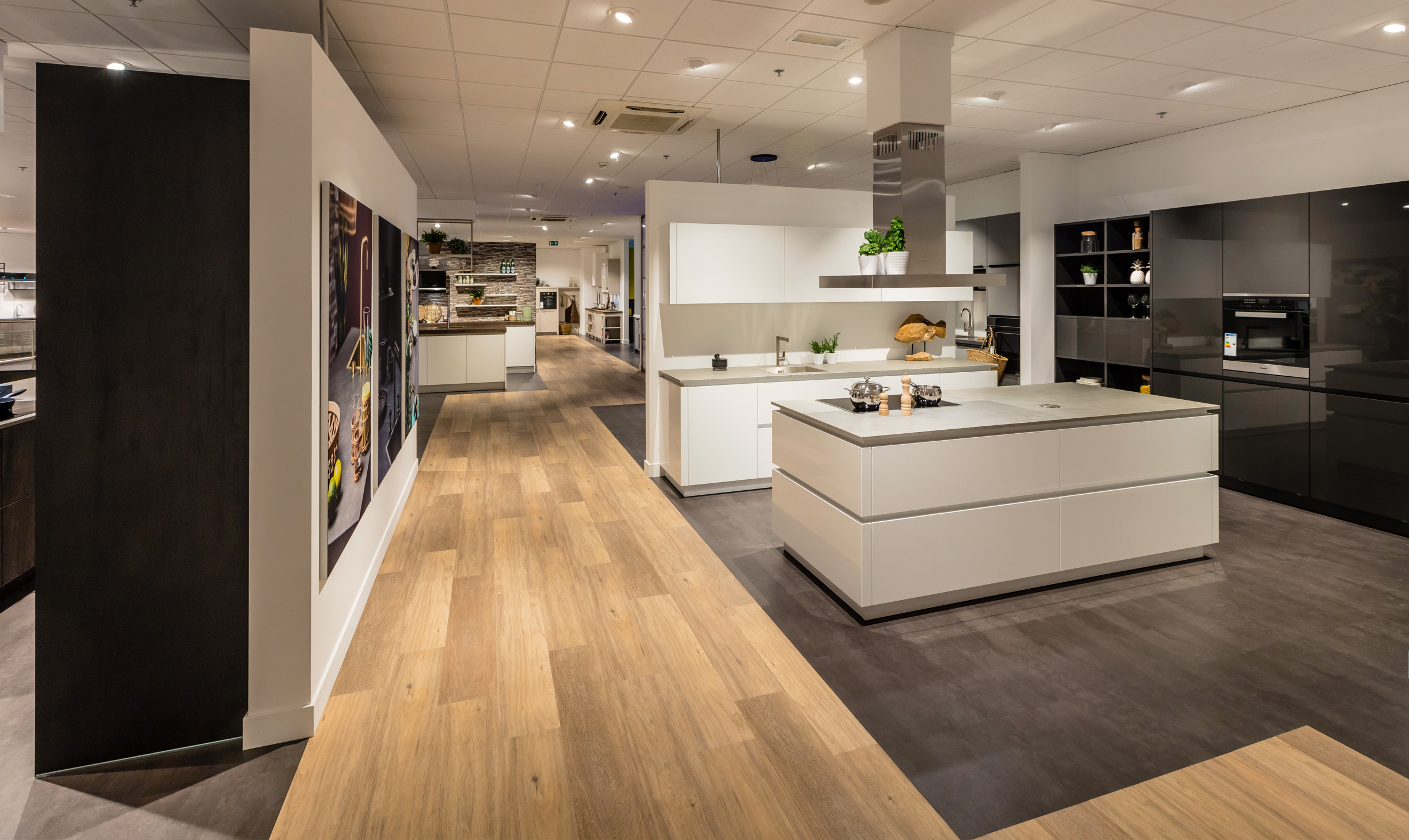 Gastvrijheid opleggen Wig Showroom impressie - Unieke showrooms van Bemmel & Kroon keukens