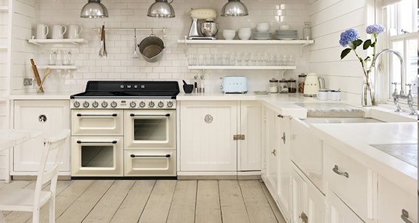 Keuken met Smeg fornuis in jaren 50 stijl.