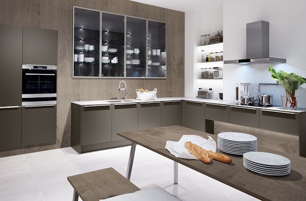 Een keuken in de kleur taupe.