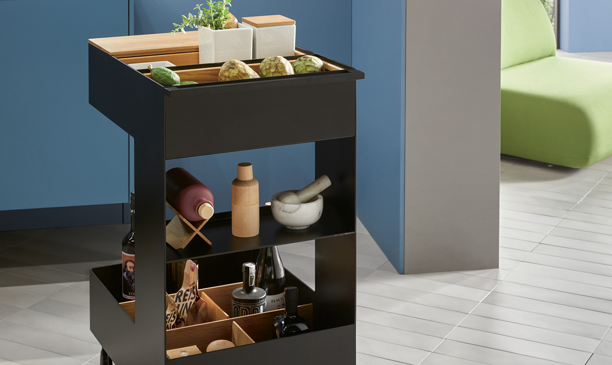 De matzwarte, metalen trolley.