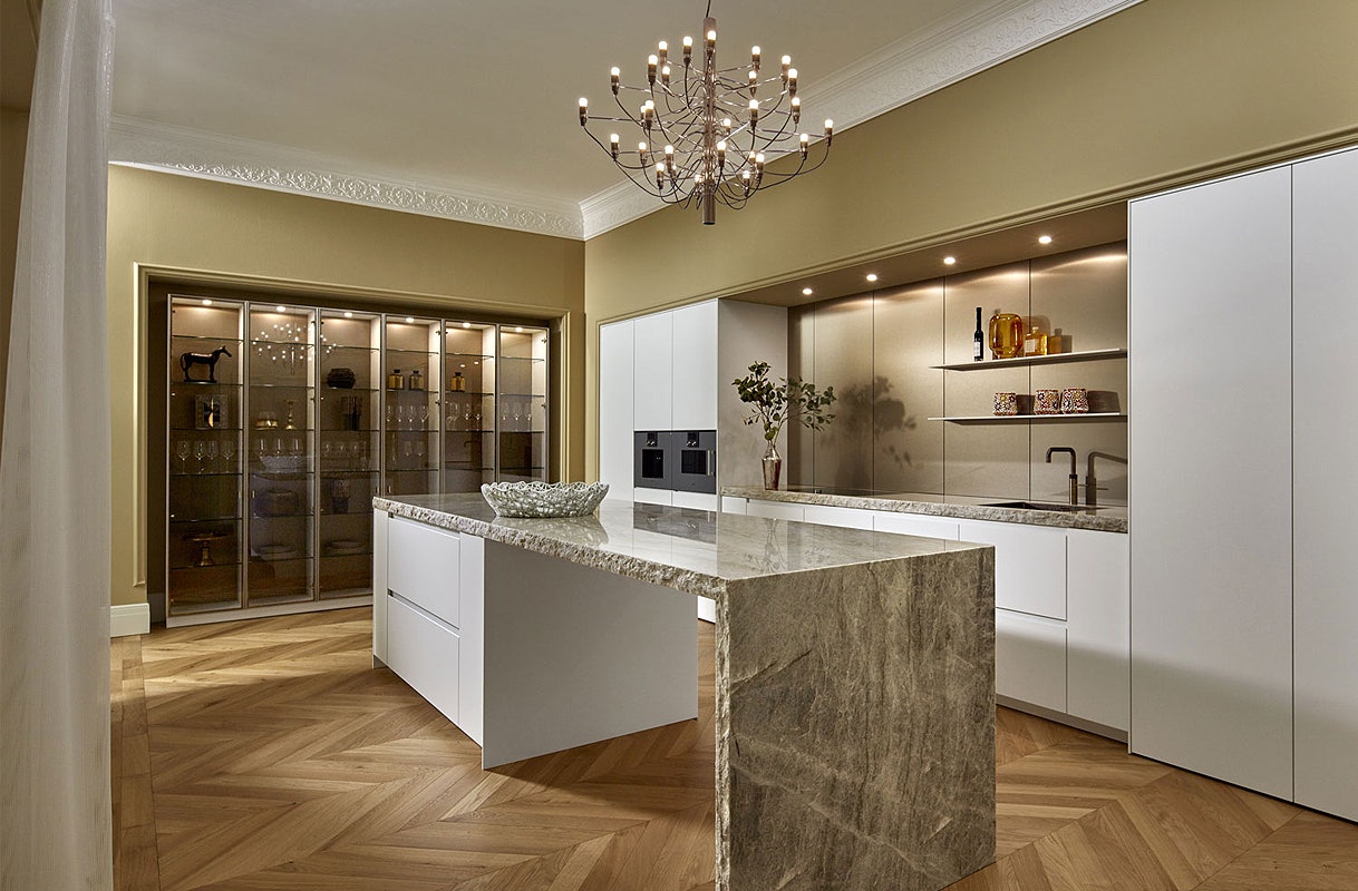 Een marmeren werkblad geeft uw witte keukenontwerp een luxe en chique uitstraling.