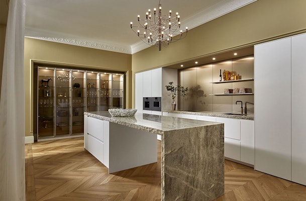 Een marmeren werkblad geeft uw witte keukenontwerp een luxe en chique uitstraling.