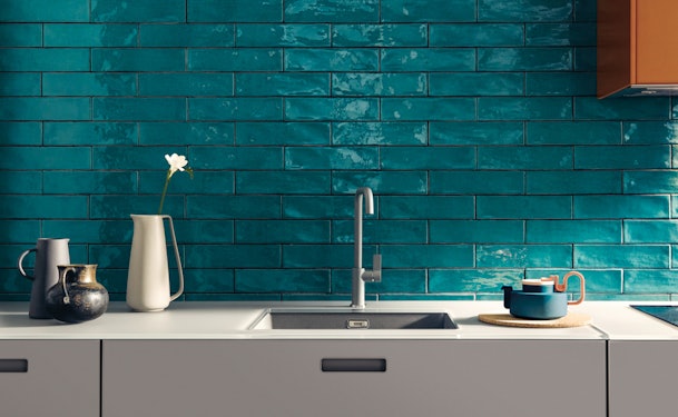 Keukenachterwand met turquoise metro tegels.