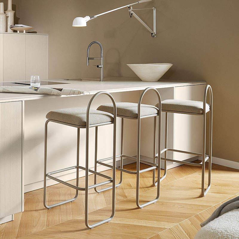 Lichte keukenbar met afgeronde hoeken en moderne barkrukken