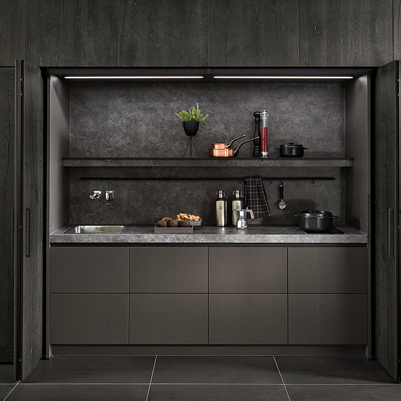 Keukenblok achter inschuifdeuren