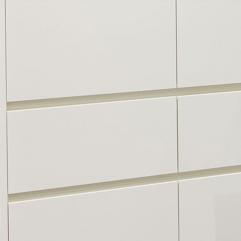 Greeploos uitgevoerde keukendeurtjes en lades met greeplijsten