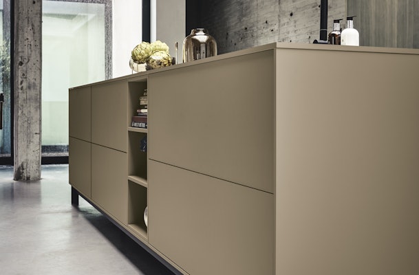 Keukeneiland saharabeige fluweelmat gelakt