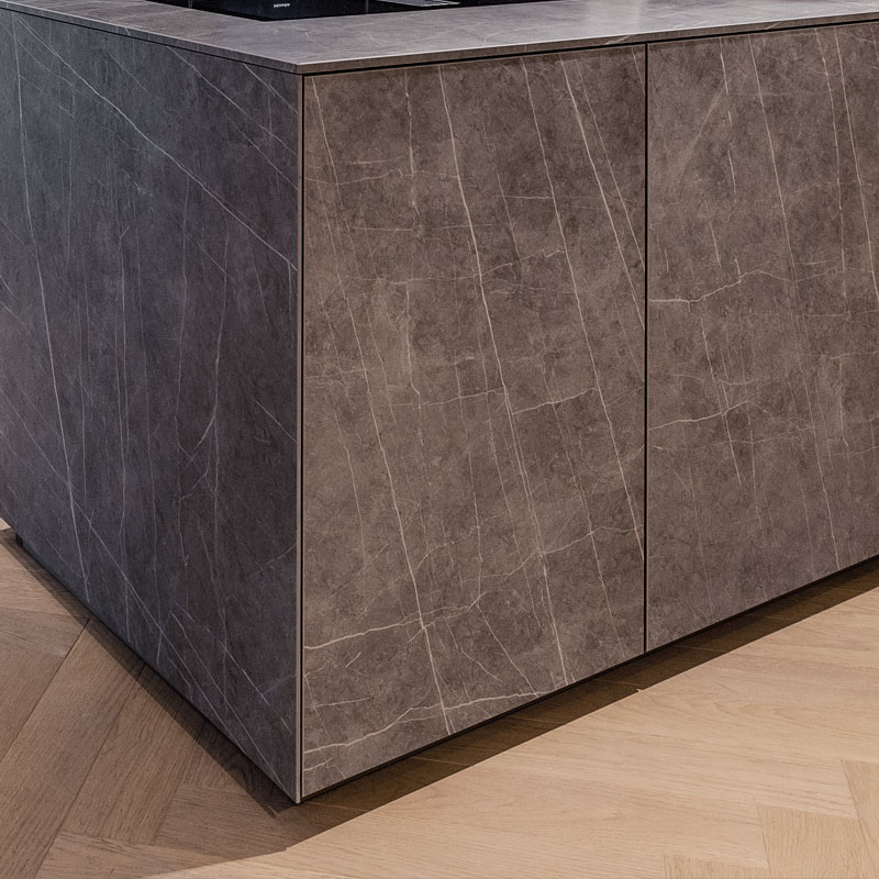 Keukenfronten, werkblad en wandpanelen van keramiek