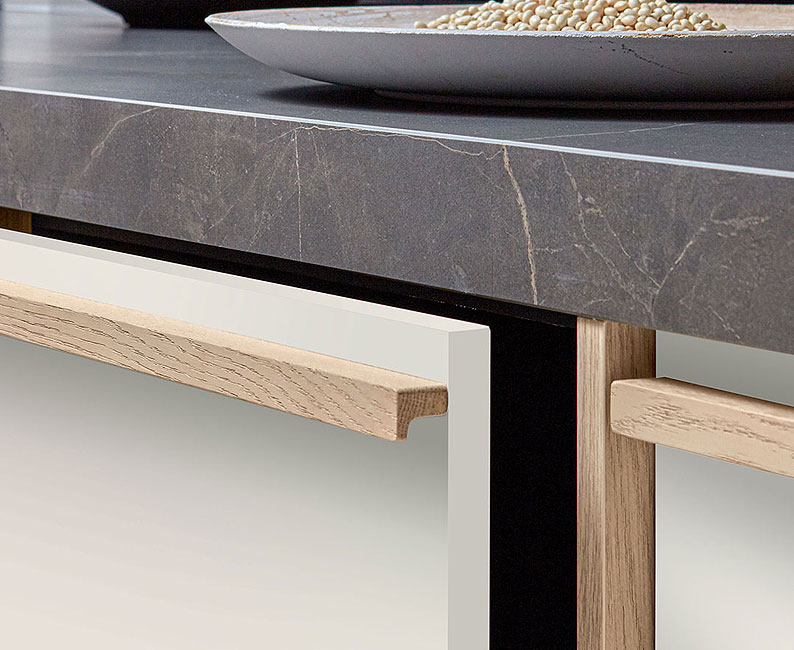 Greeplijst van hout geïntegreerd in keukenlade met strak design