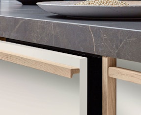 Greeplijst van hout geïntegreerd in keukenlade met strak design