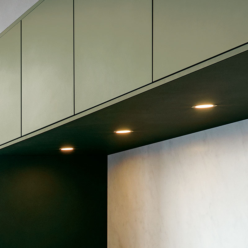 Keukenis met bovenverlichting