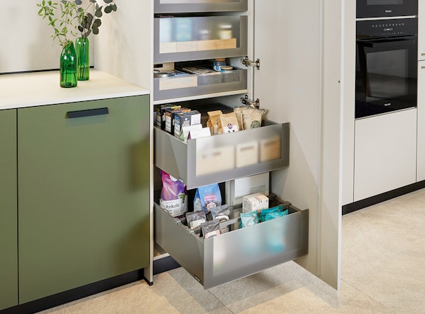 Keukenkasten inrichten.