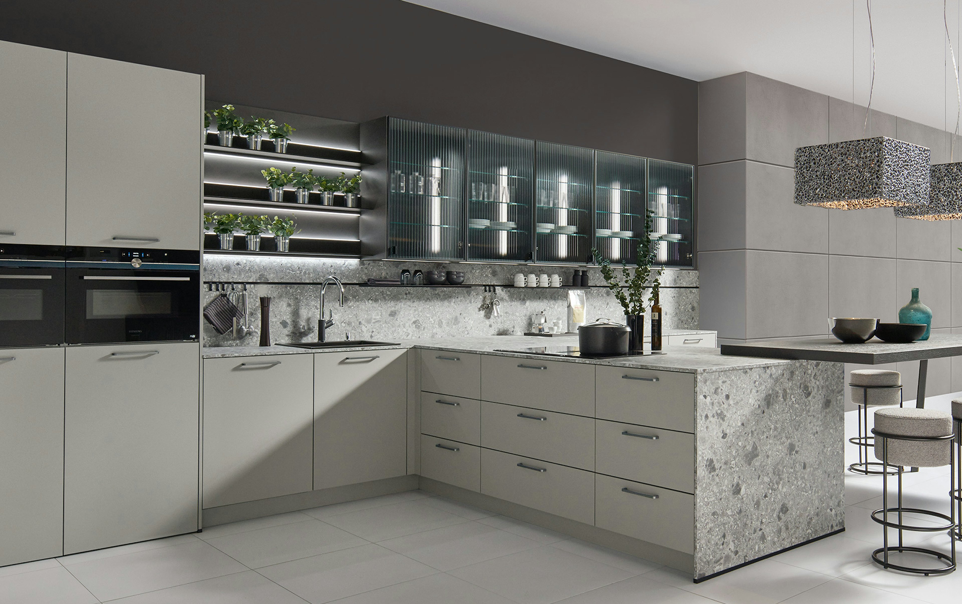 T-keuken in de kleur basalt grijs met glazen deurtjes.