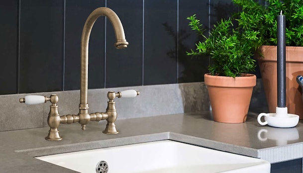 Keukenkraan in nostalgisch brons