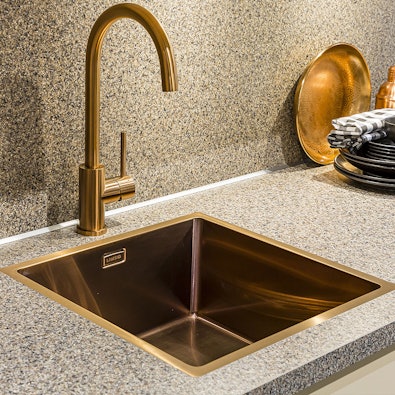 Gouden keukenkraan en spoelbak