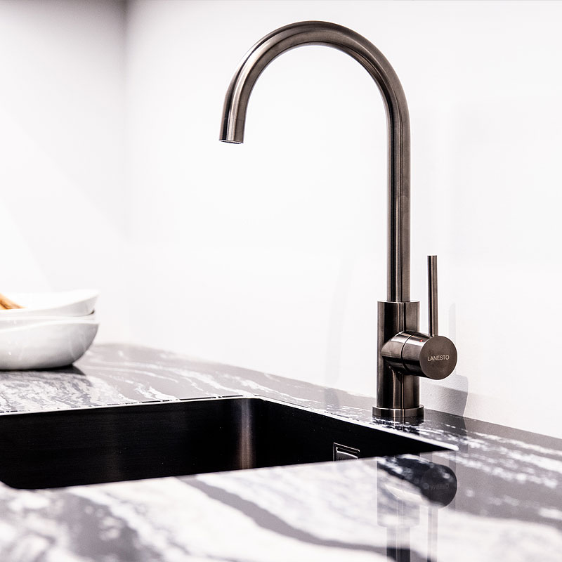 Keukenkraan en spoelbak met een afwerking in gunmetal