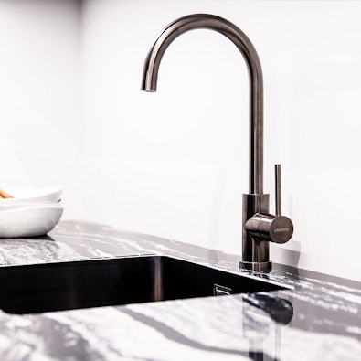 Keukenkraan en spoelbak met een afwerking in gunmetal